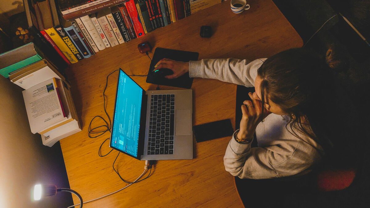 Skąd bierze się niestabilność internetu podczas pracy zdalnej mimo szybkiego łącza?