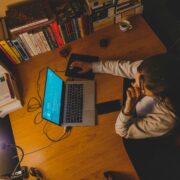 Skąd bierze się niestabilność internetu podczas pracy zdalnej mimo szybkiego łącza?