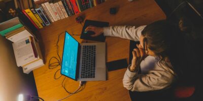 Skąd bierze się niestabilność internetu podczas pracy zdalnej mimo szybkiego łącza?
