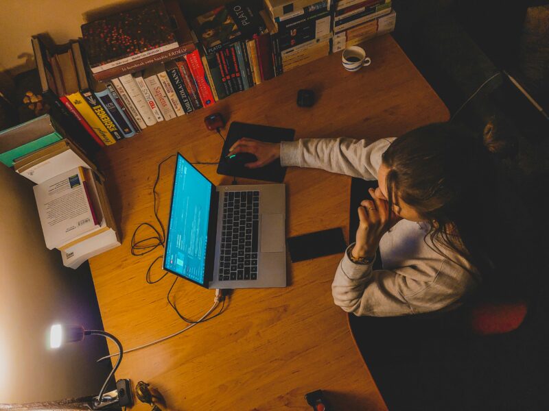 Skąd bierze się niestabilność internetu podczas pracy zdalnej mimo szybkiego łącza?