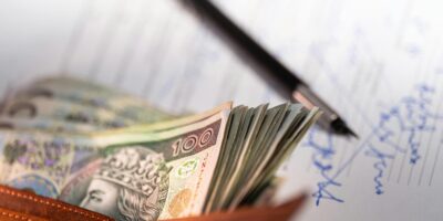 Dlaczego część osób z wysokimi zarobkami nadal nie buduje realnych oszczędności?
