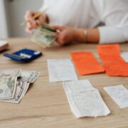 Dlaczego część osób zaczyna tracić kontrolę nad budżetem mimo regularnego planowania wydatków?