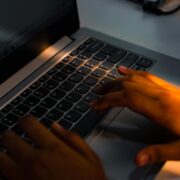 Skąd bierze się efekt „zamulenia” laptopa mimo braku wirusów i dobrych parametrów?