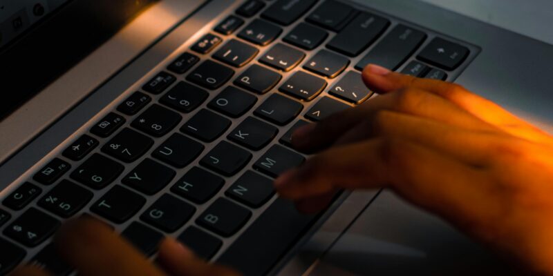 Skąd bierze się efekt „zamulenia” laptopa mimo braku wirusów i dobrych parametrów?